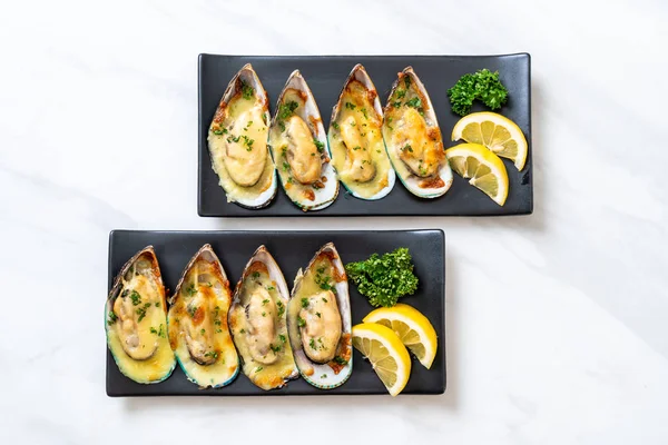 Peynirli taze midye.