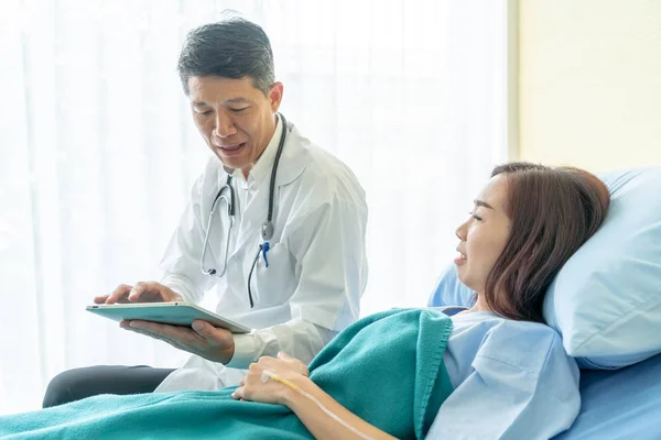Médecin Sénior Asiatique Assis Sur Lit Hôpital Discutant Avec Une — Photo