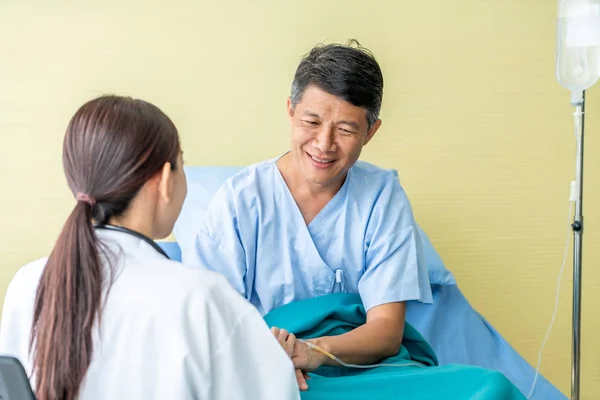 Asiatique Femme Médecin Rassurant Sur Main Patient Âgé Point Mire — Photo