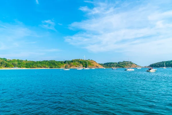 Güzel tropikal plaj ve deniz - tatil tatil kavramı