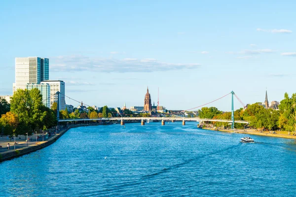 Frankfurt am Main manzarası twilight saat sırasında.