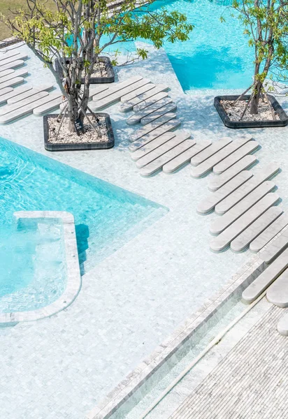 Havadan görünümü güzel lüks otel yüzme havuzu çare ile bir yürüyüş yolu