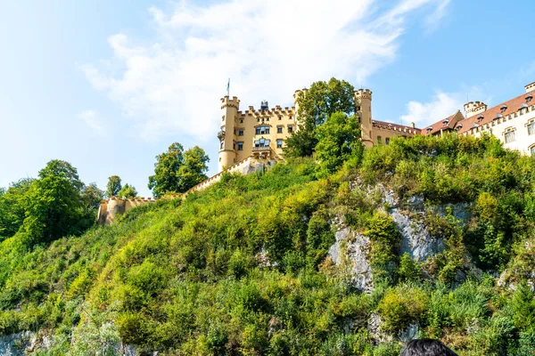Bavyera Alpleri Almanya ile mavi gök Hohenschwangau Kalesi'nde güzel mimari