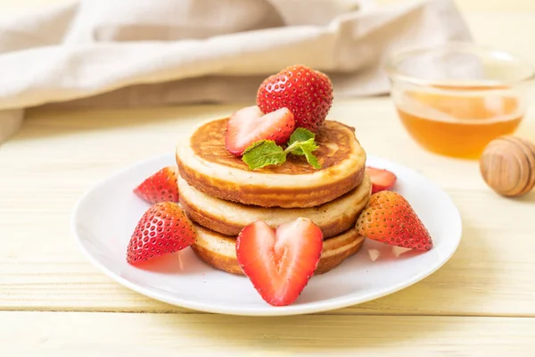 taze çilek ile sufle gözleme