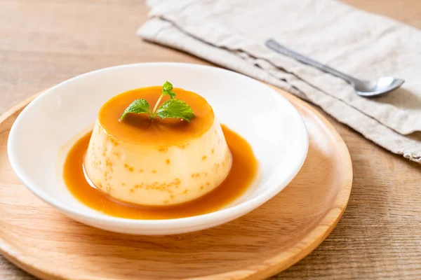 Budín Casero Crema Caramelo Con Menta —  Fotos de Stock