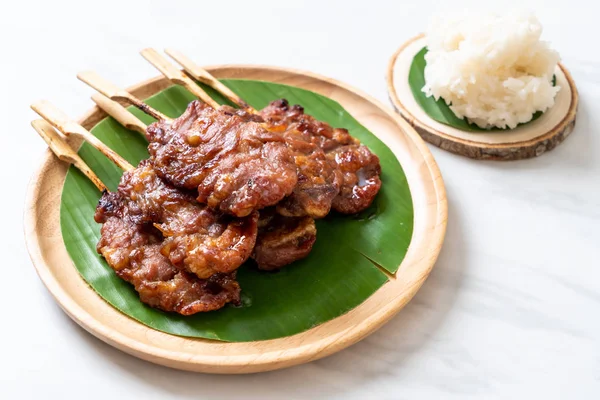 Beyaz pilavlı ızgara süt domuzu. Tayland sokak yemeği tarzı.