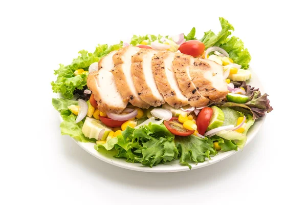 Tavuk göğsü beyaz arka plan üzerinde izole ile sağlıklı salata kasesi