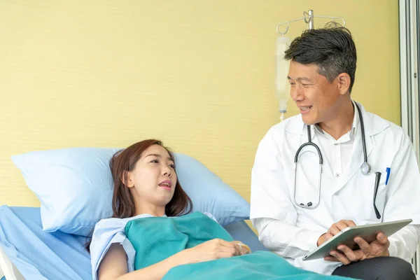 Médico Asiático Sênior Sentado Cama Hospital Discutindo Com Paciente Sexo — Fotografia de Stock