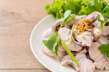 Soslu ve sebzeli haşlanmış balık sosu.