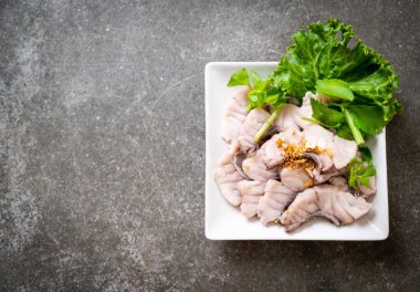 Soslu ve sebzeli haşlanmış balık sosu.