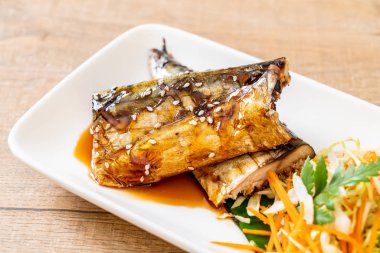 Teriyaki sosu - Japon yemekleri tarzı ile ızgara Saba Balık biftek