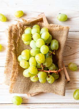 ahşap arka plan üzerinde taze yeşil üzüm