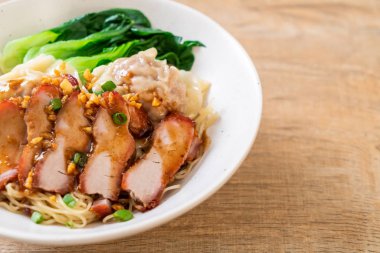 yumurta noodle ile kırmızı kavrulmuş domuz ve mantı - Asya gıda tarzı