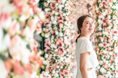 Güzel Asyalı kadın çiçek kemerli - Sevgililer kavramı