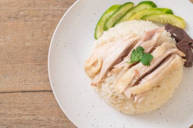 Hainanese tavuklu pilav ya da haşlanmış tavuklu pilav - Asya gıda tarzı