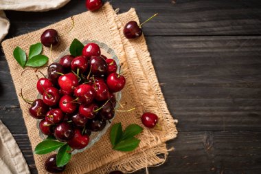 Ahşap arka planda taze kirazlar
