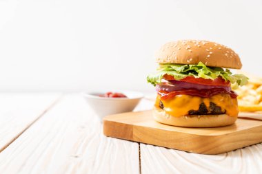 taze lezzetli biftek burger peynir ve ahşap zemin üzerine ketçap