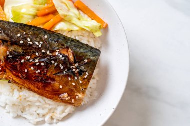 saba balık tepesinde tabağı - Japon tarzı üzerinde teriyaki soslu ızgara