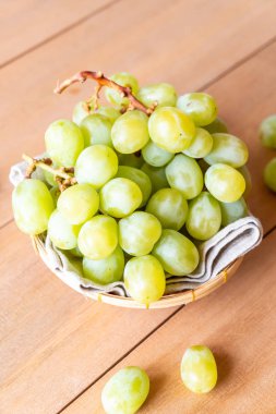 ahşap arka plan üzerinde taze yeşil üzüm