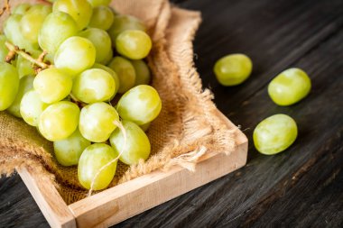 ahşap arka plan üzerinde taze yeşil üzüm