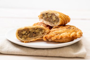 tavuk köri puf böreği ahşap arka plan üzerinde