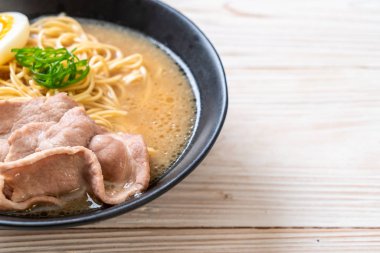 domuz eti ve yumurta - Japon tarzı ile TONKOTSU ramen erişte