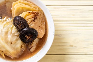 kırmızı mantar - vegan ve Asya tarzı Vejetaryen yiyecekler çorbası haşlanmış lahana