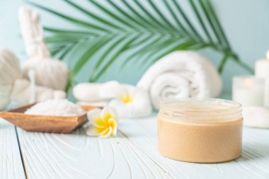 Ahşap zemin üzerine kurulmuş kaplıca tedavileri - Güzellik konsepti