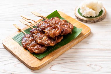 Beyaz pilavlı ızgara süt domuzu. Tayland sokak yemeği tarzı.