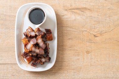 Fried çizgili domuz eti veya gevrek domuz eti veya derin kızarmış domuz eti sos ile