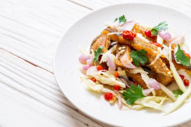 Baharatlı salatalı gevrek gourami balığı. Asya usulü.