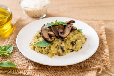 Pesto ve peynir ile ev yapımı Mantarlı Risotto