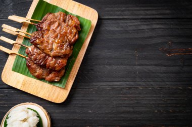 Beyaz pilavlı ızgara süt domuzu. Tayland sokak yemeği tarzı.