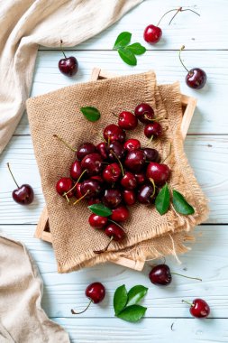Ahşap arka planda taze kirazlar