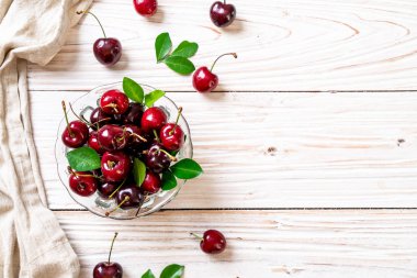 Ahşap arka planda taze kirazlar