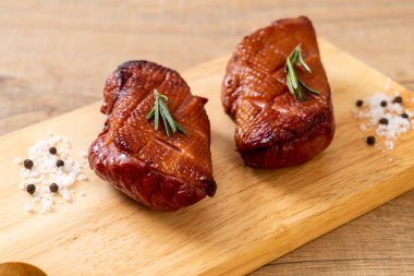 Kızarmış ördek göğsü ahşap tahta üzerinde