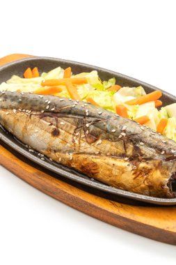 Izgara Saba balık biftekle teriyaki sos izole üzerinde beyaz arka plan