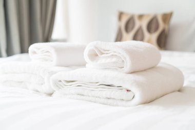 beyaz havlu dekorasyon yatak odası iç yatakta üzerinde