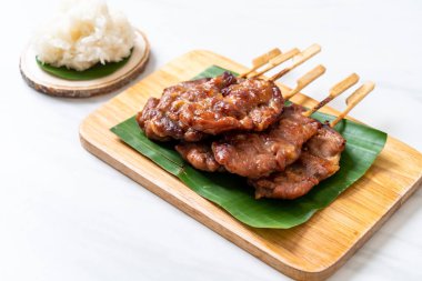 Beyaz pilavlı ızgara süt domuzu. Tayland sokak yemeği tarzı.