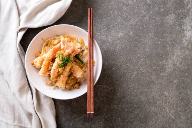 kızarmış karides tempura üzerinde beyaz surat - Japon yemekleri stil tepesinde