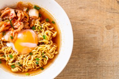 Kimchi ve yumurta - Korece ramen tarzı ile Kore anlık erişte