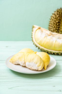 Ahşap zemin üzerinde taze Durian meyvesi