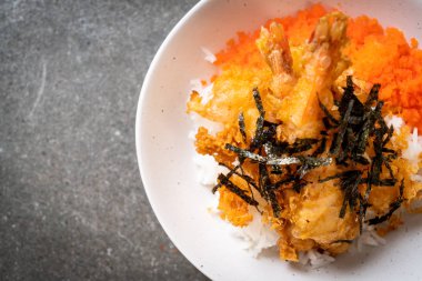 karides tempura pirinç kase karides yumurta ve yosun - Japon gıda tarzı