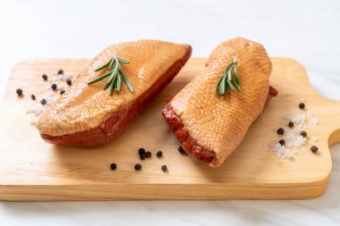 taze çiğ ördek göğsü malzemelerle ahşap tahta üzerinde