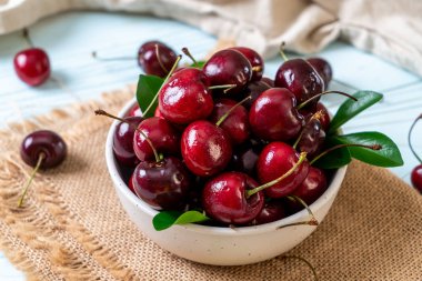 Ahşap arka planda taze kirazlar