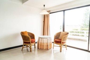 Boş masa ve sandalye oturma odası iç dekorasyonda