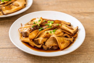 İstiridye soslu kızarmış kral istiridye mantarı. Sağlıklı, vejetaryen ya da vejetaryen yemek tarzı.