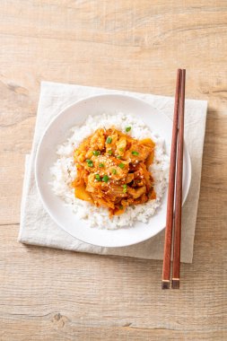 Pirinçli kimchi ve domuz kızartması. Kore usulü.