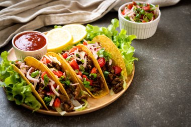 Meksika usulü et ve sebzeli taco.