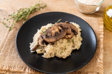 Mantar ve peynir ile ev yapımı risotto